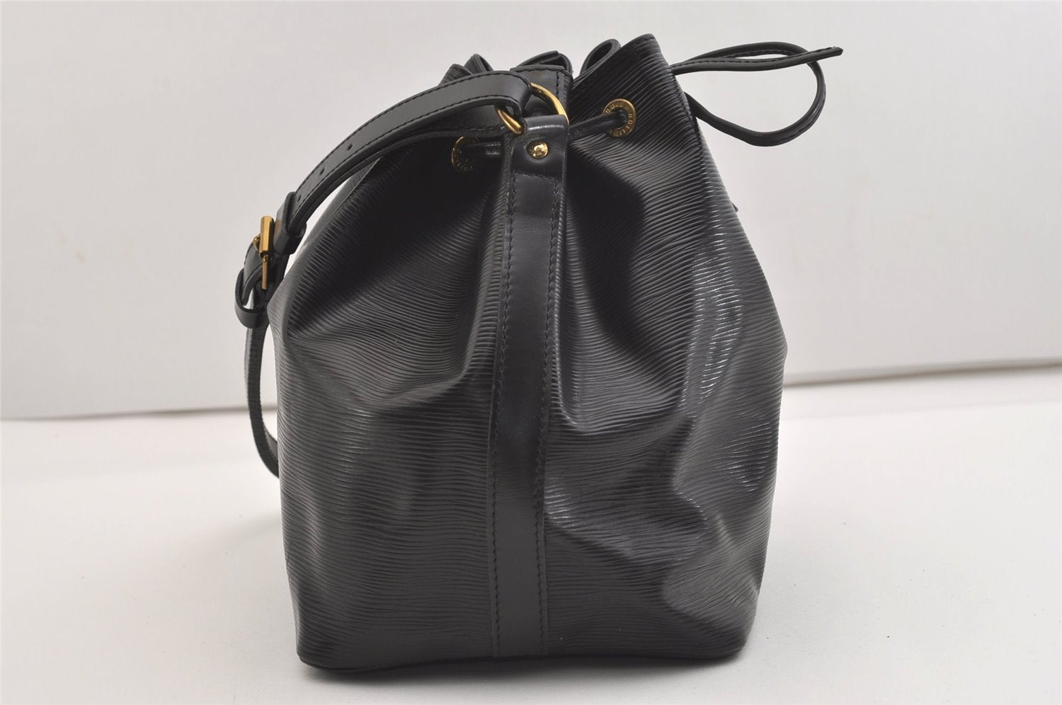 Authentic Louis Vuitton Epi Petit Noe Shoulder Drawstring Bag M59012 Black 3997J