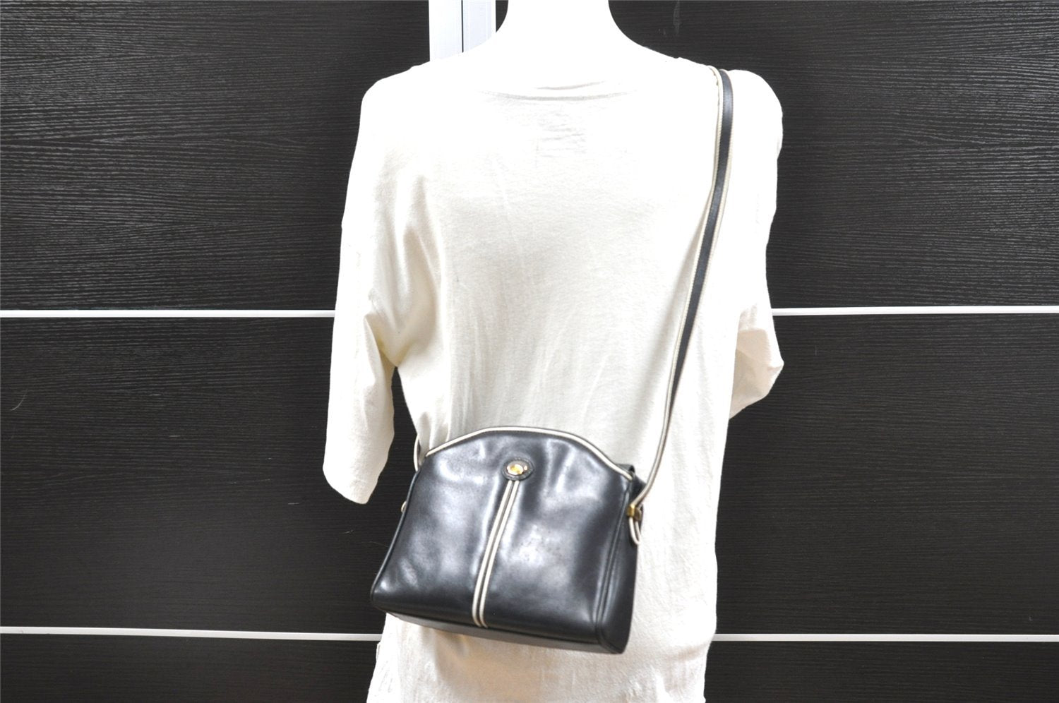 Authentic GUCCI Vintage Shoulder Cross Body Bag Purse Leather Black 4031I