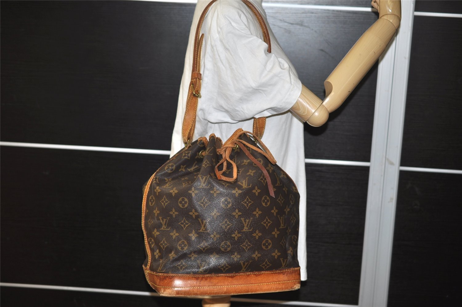 Authentic Louis Vuitton Monogram Noe Shoulder Drawstring Bag M42224 LV 4033I