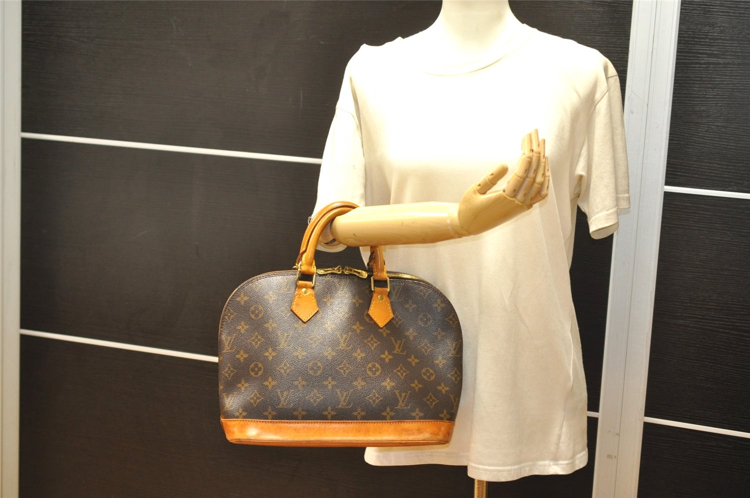 Authentic Louis Vuitton Monogram Alma Hand Bag Purse M51130 LV 4043K
