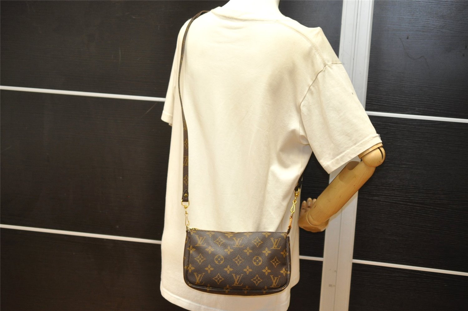 Authentic Louis Vuitton Monogram Pochette Accessoires Shoulder Cross Pouch 4078K