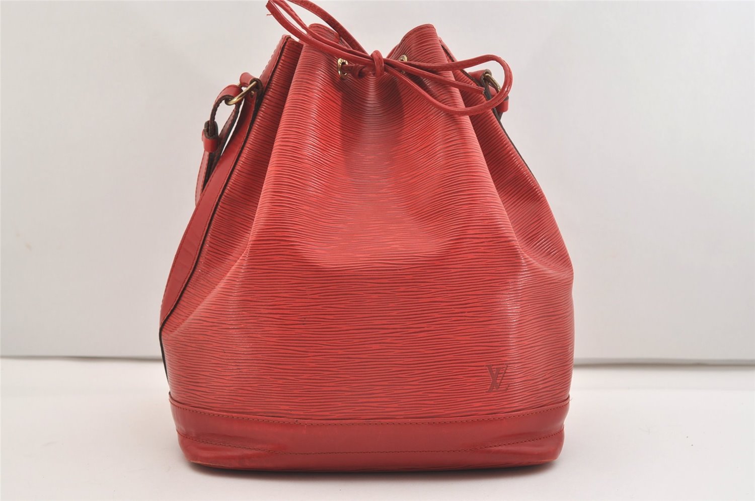 Authentic Louis Vuitton Epi Noe Shoulder Drawstring Bag Red M44007 LV 4097J