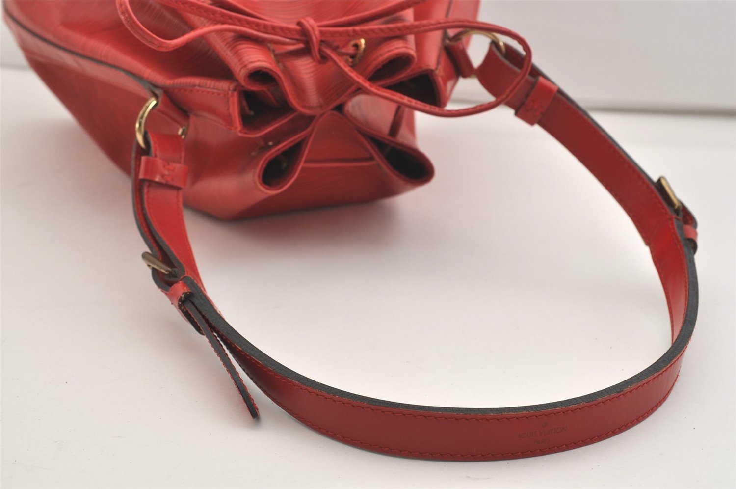 Authentic Louis Vuitton Epi Noe Shoulder Drawstring Bag Red M44007 LV 4097J