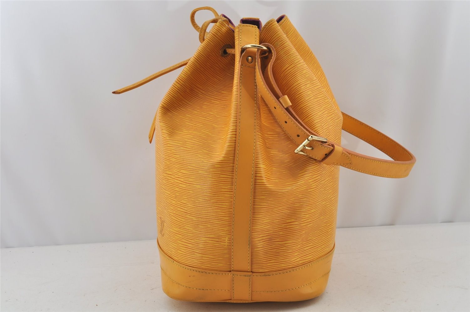 Authentic Louis Vuitton Epi Noe Shoulder Drawstring Bag Yellow M44009 LV 4146J