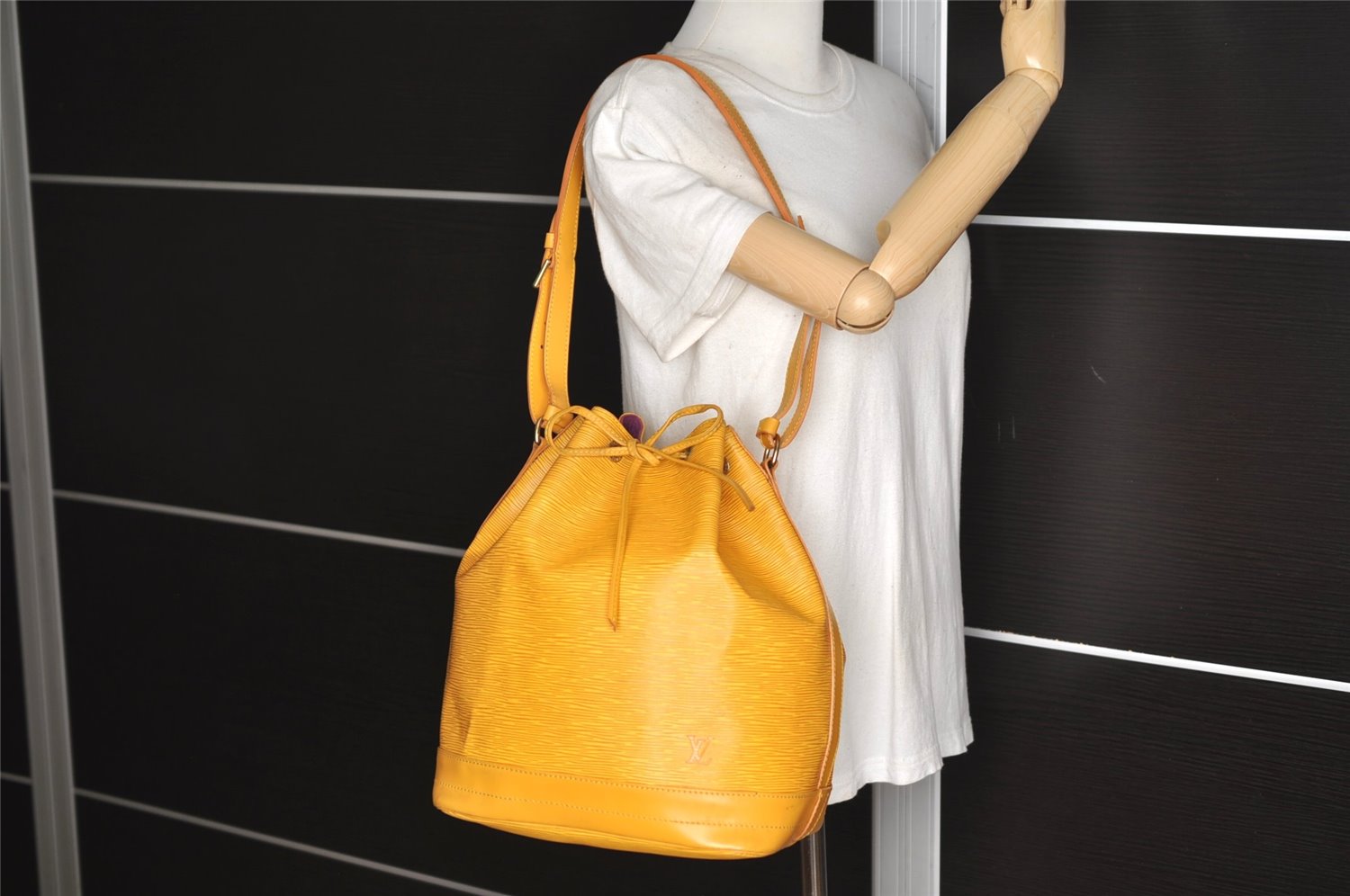 Authentic Louis Vuitton Epi Noe Shoulder Drawstring Bag Yellow M44009 LV 4146J