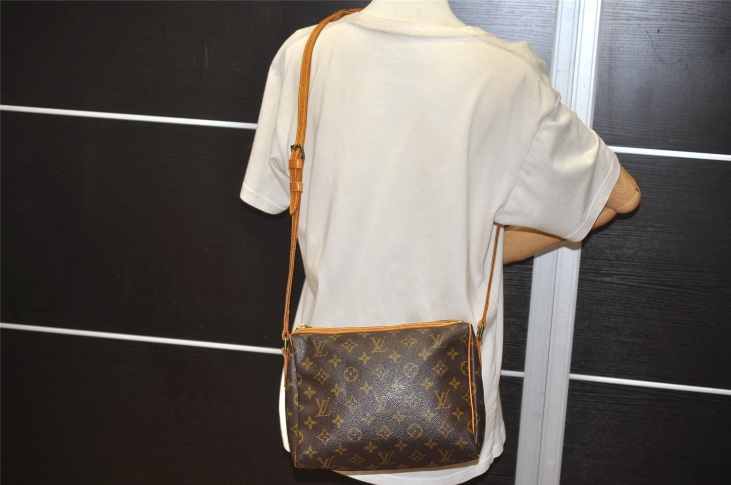 Authentic Louis Vuitton Monogram Tulleries PM Shoulder Cross Bag Old Model 4222J