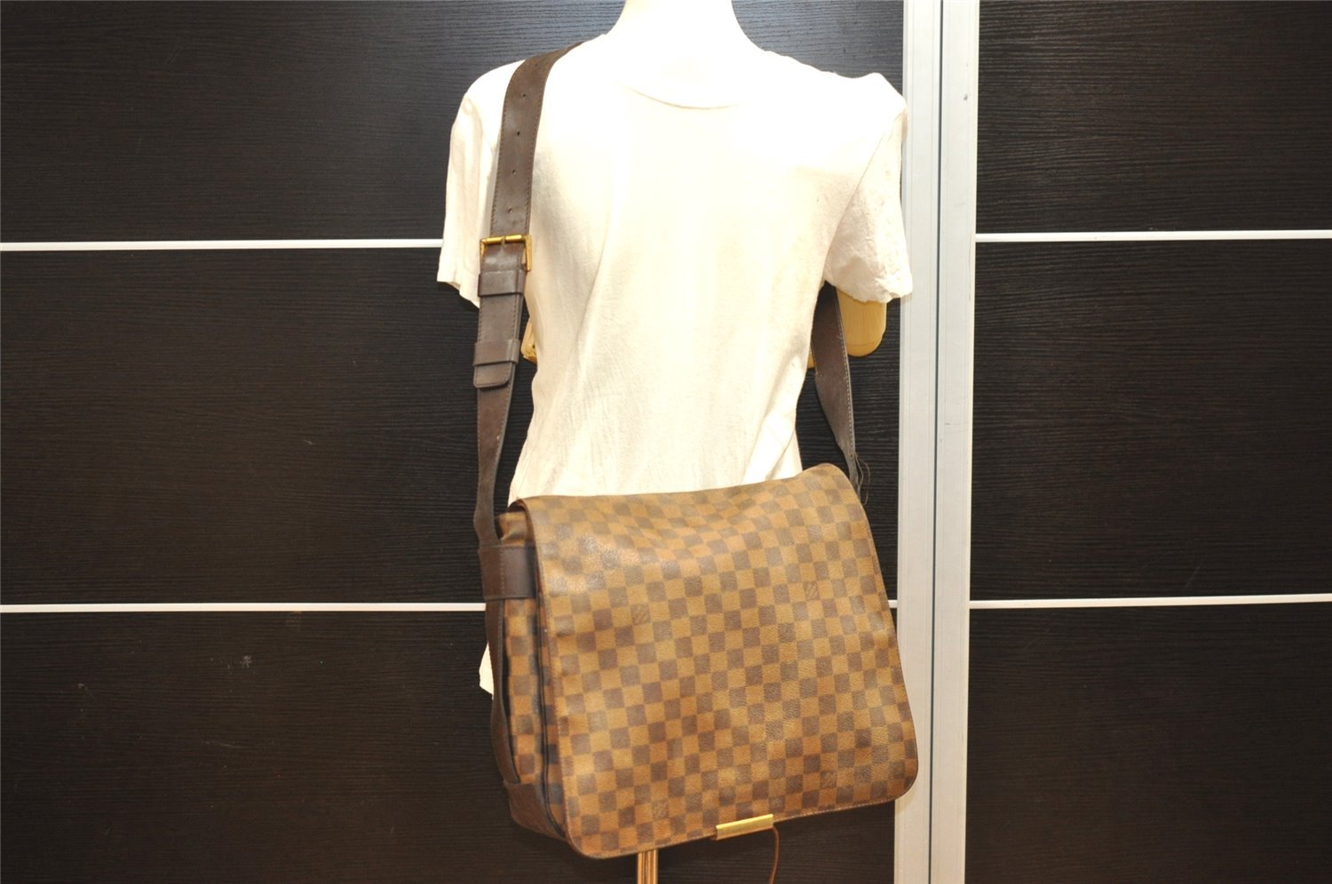 Authentic Louis Vuitton Damier Bastille Shoulder Cross Body Bag N45258 LV 4280I