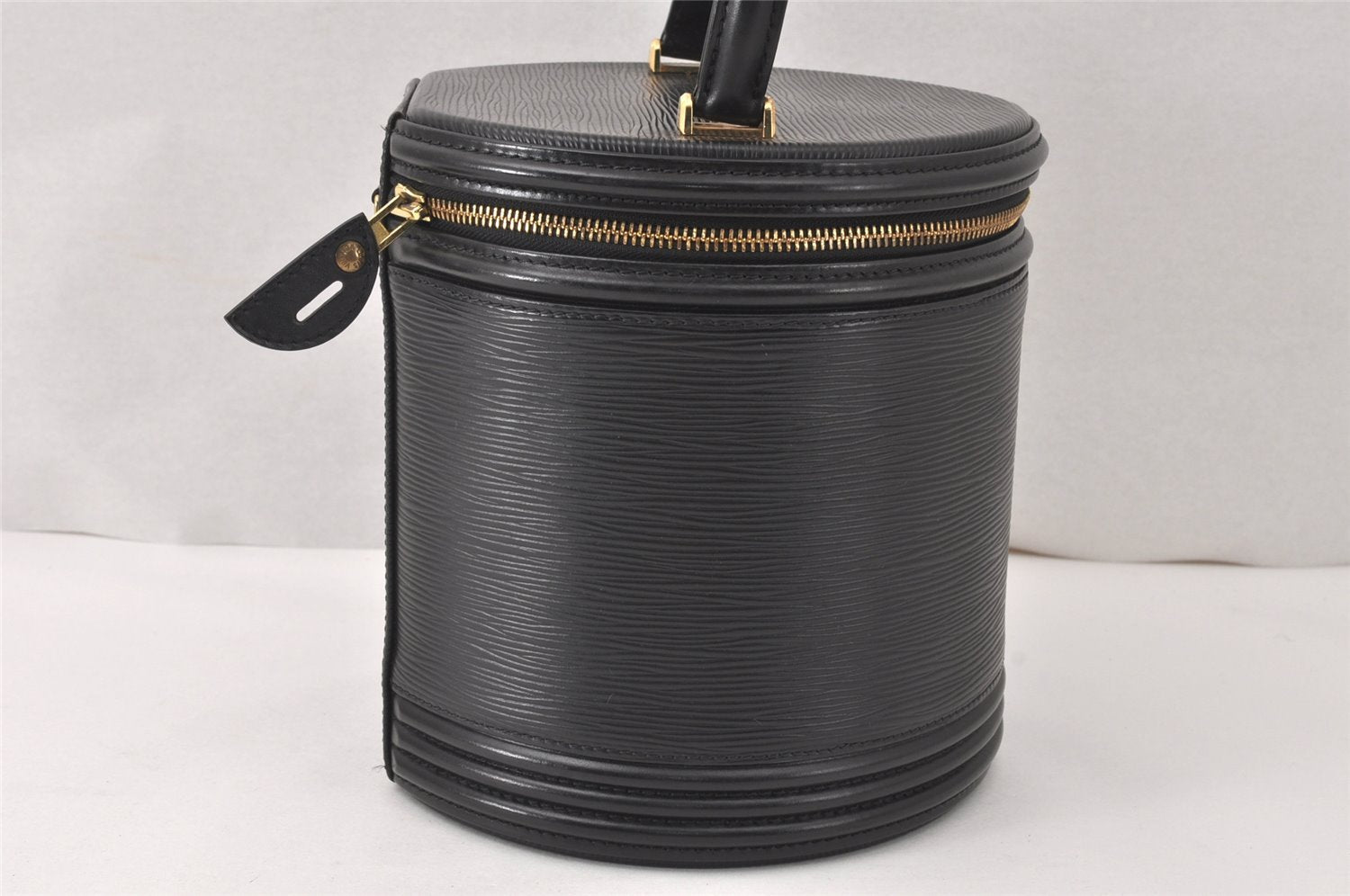 Authentic Louis Vuitton Epi Cannes Cosmetic Hand Bag Purse Black M48032 LV 4301K