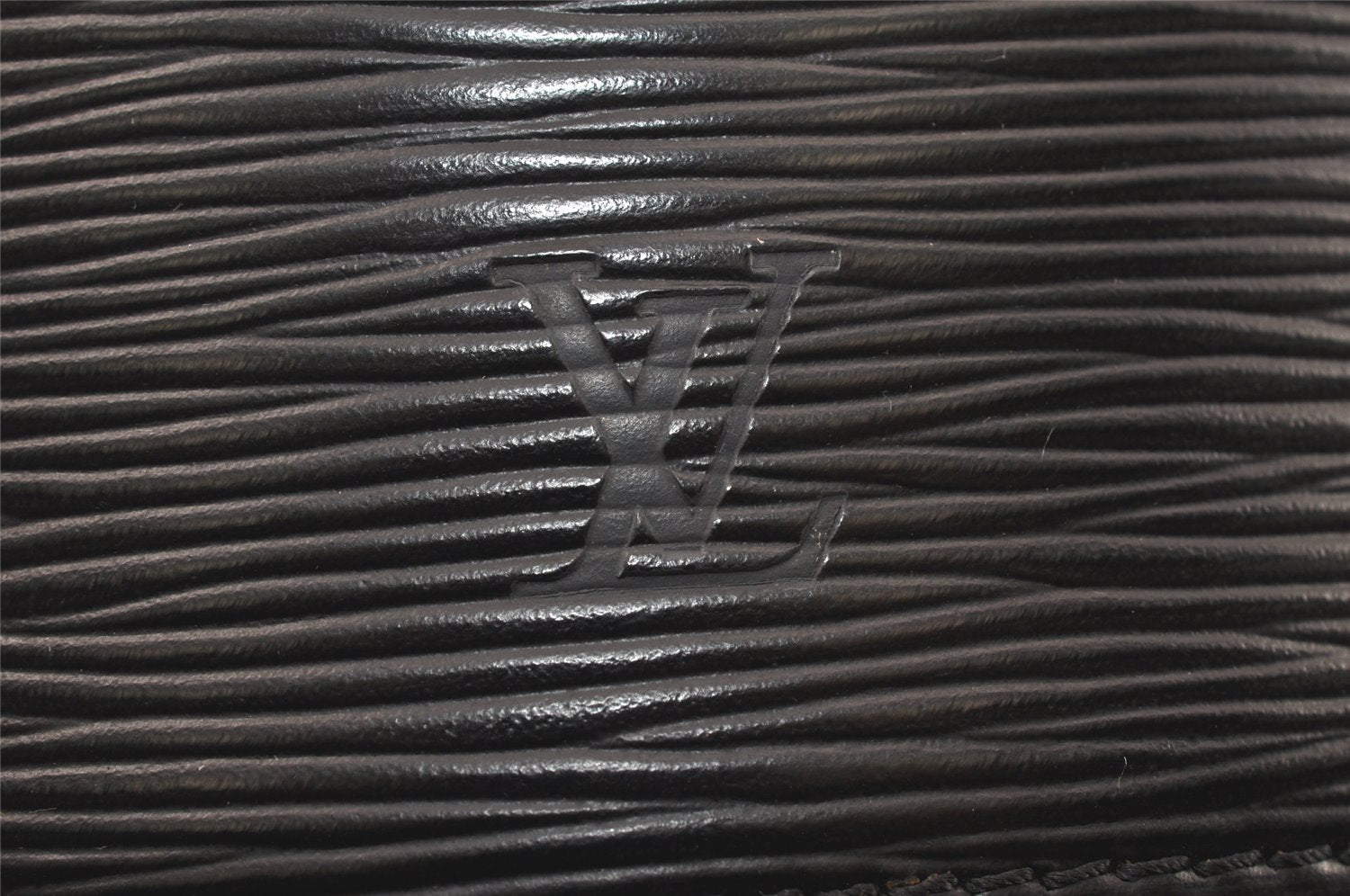 Authentic Louis Vuitton Epi Cannes Cosmetic Hand Bag Purse Black M48032 LV 4301K