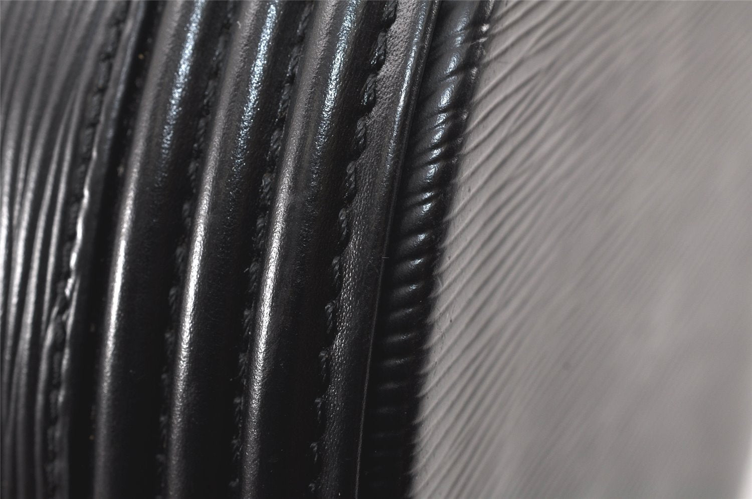 Authentic Louis Vuitton Epi Cannes Cosmetic Hand Bag Purse Black M48032 LV 4301K