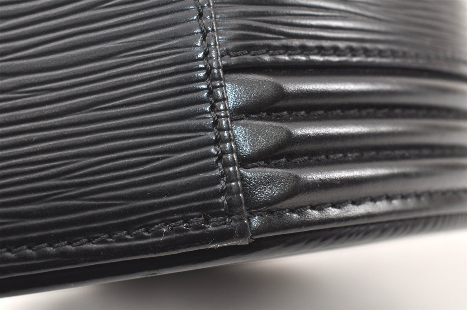 Authentic Louis Vuitton Epi Cannes Cosmetic Hand Bag Purse Black M48032 LV 4301K