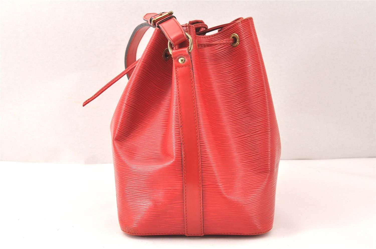 Authentic Louis Vuitton Epi Petit Noe Shoulder Drawstring Bag M44107 Red 4315K