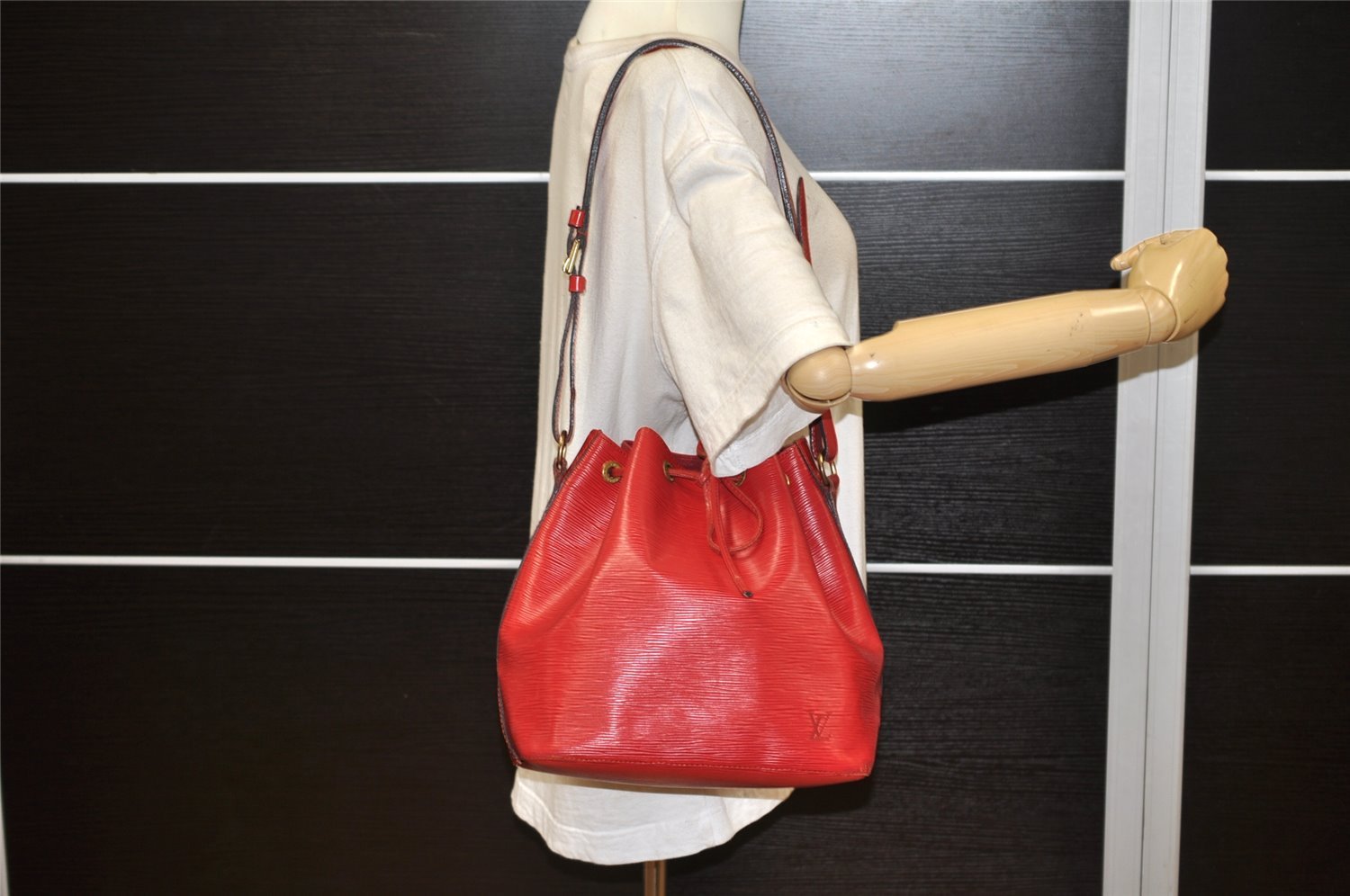 Authentic Louis Vuitton Epi Petit Noe Shoulder Drawstring Bag M44107 Red 4315K