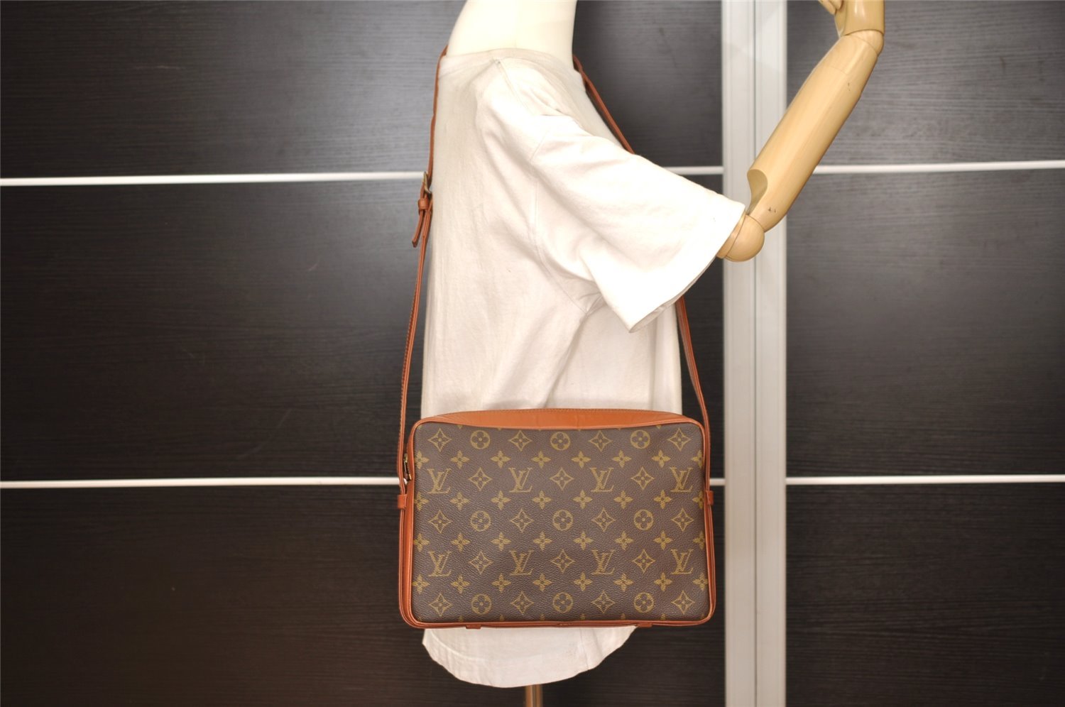 Authentic Louis Vuitton Monogram Sac Bandouliere 30 Shoulder Bag Old Model 4337J