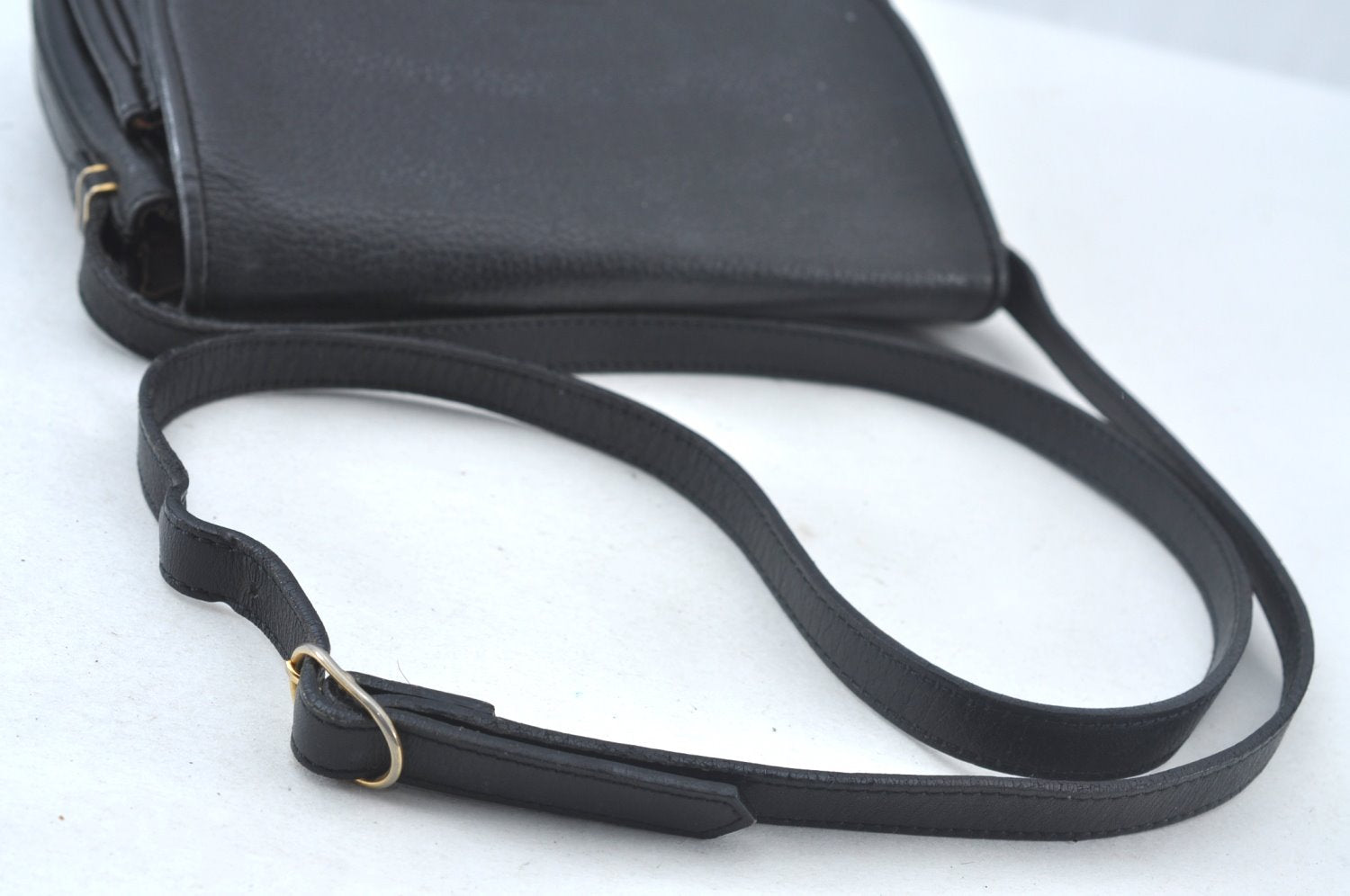 Authentic Burberrys Vintage Leather Shoulder Cross Body Bag Purse Black 4365J