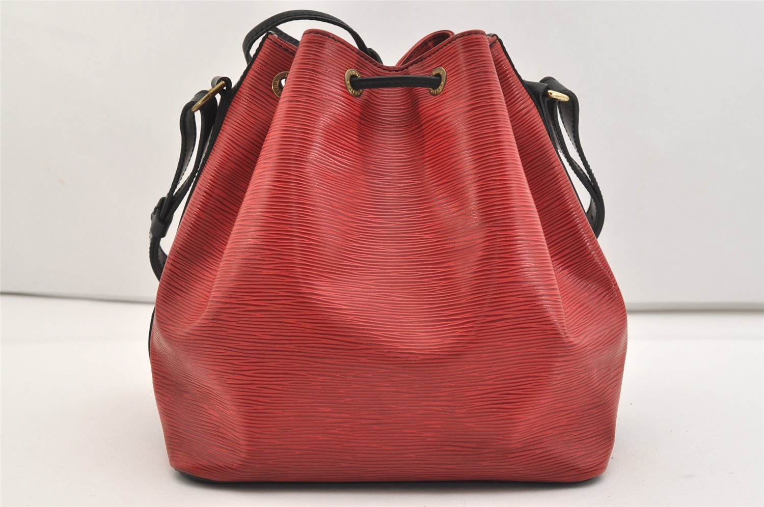 Authentic Louis Vuitton Epi Petit Noe Bi-color Red x Black Drawstring Bag 4380J