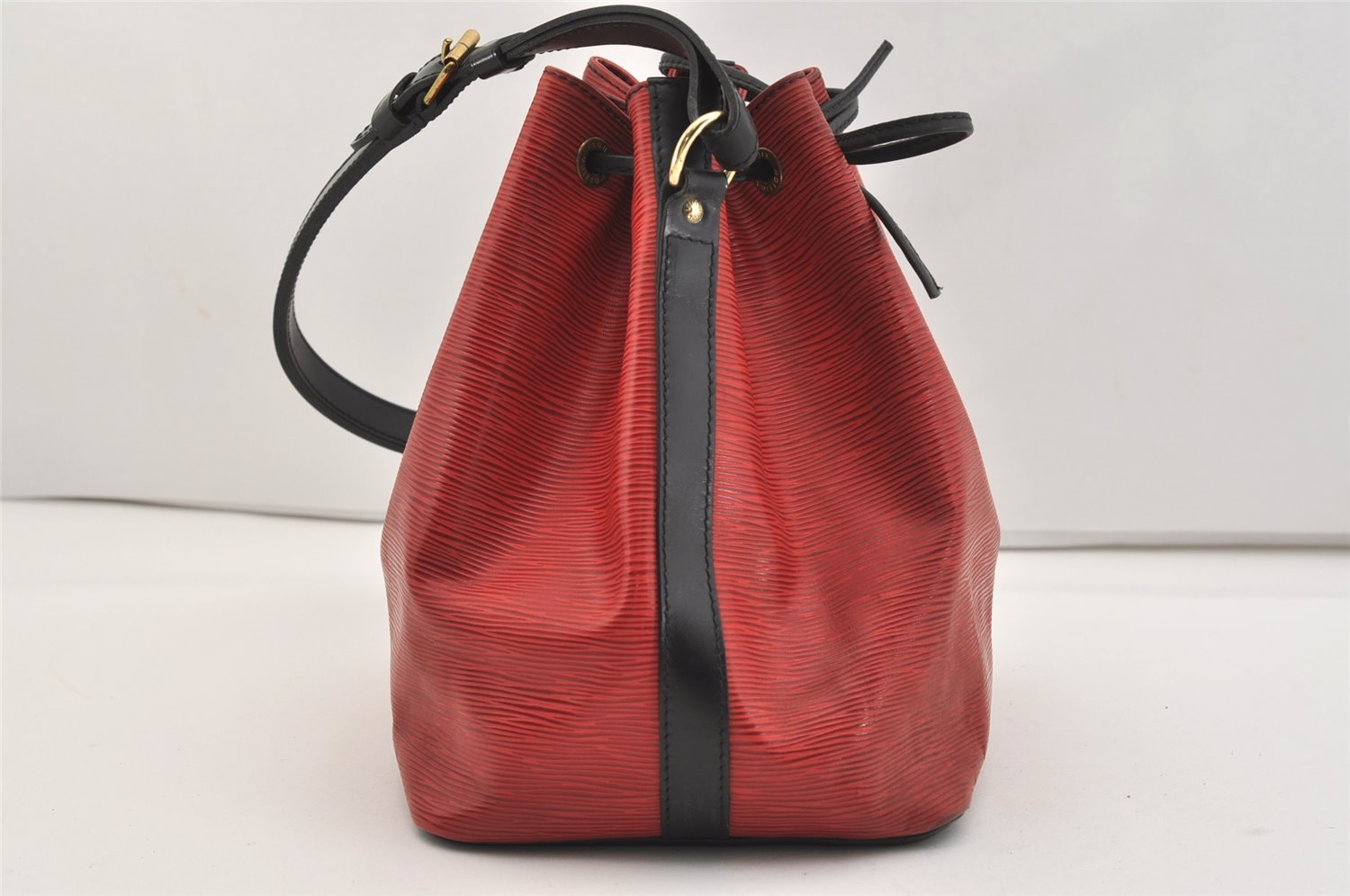 Authentic Louis Vuitton Epi Petit Noe Bi-color Red x Black Drawstring Bag 4380J