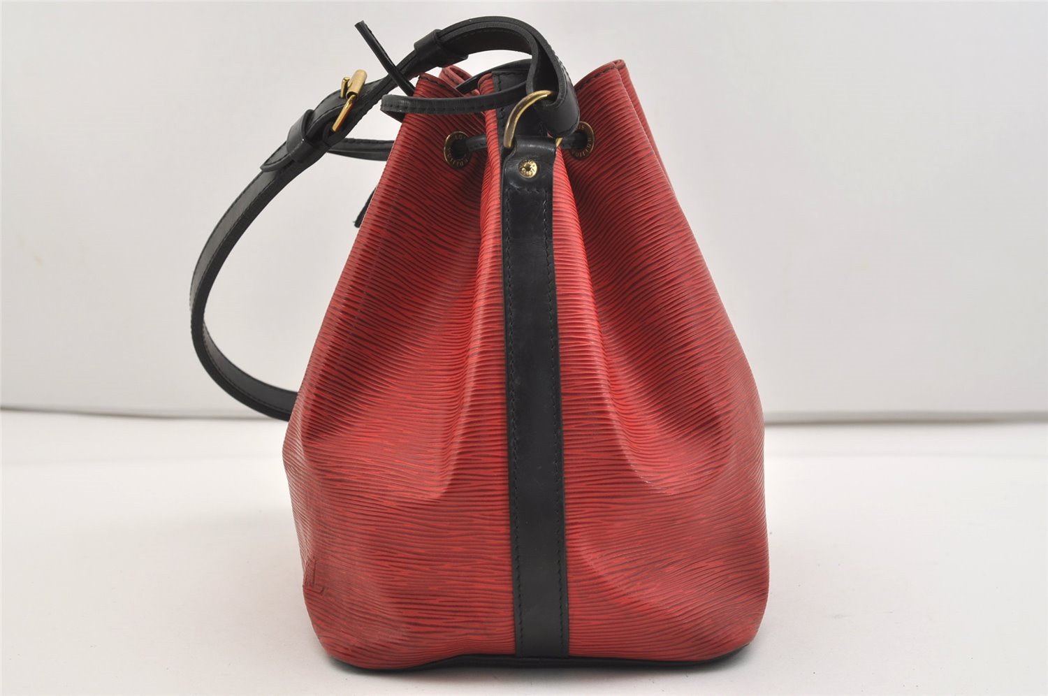 Authentic Louis Vuitton Epi Petit Noe Bi-color Red x Black Drawstring Bag 4380J