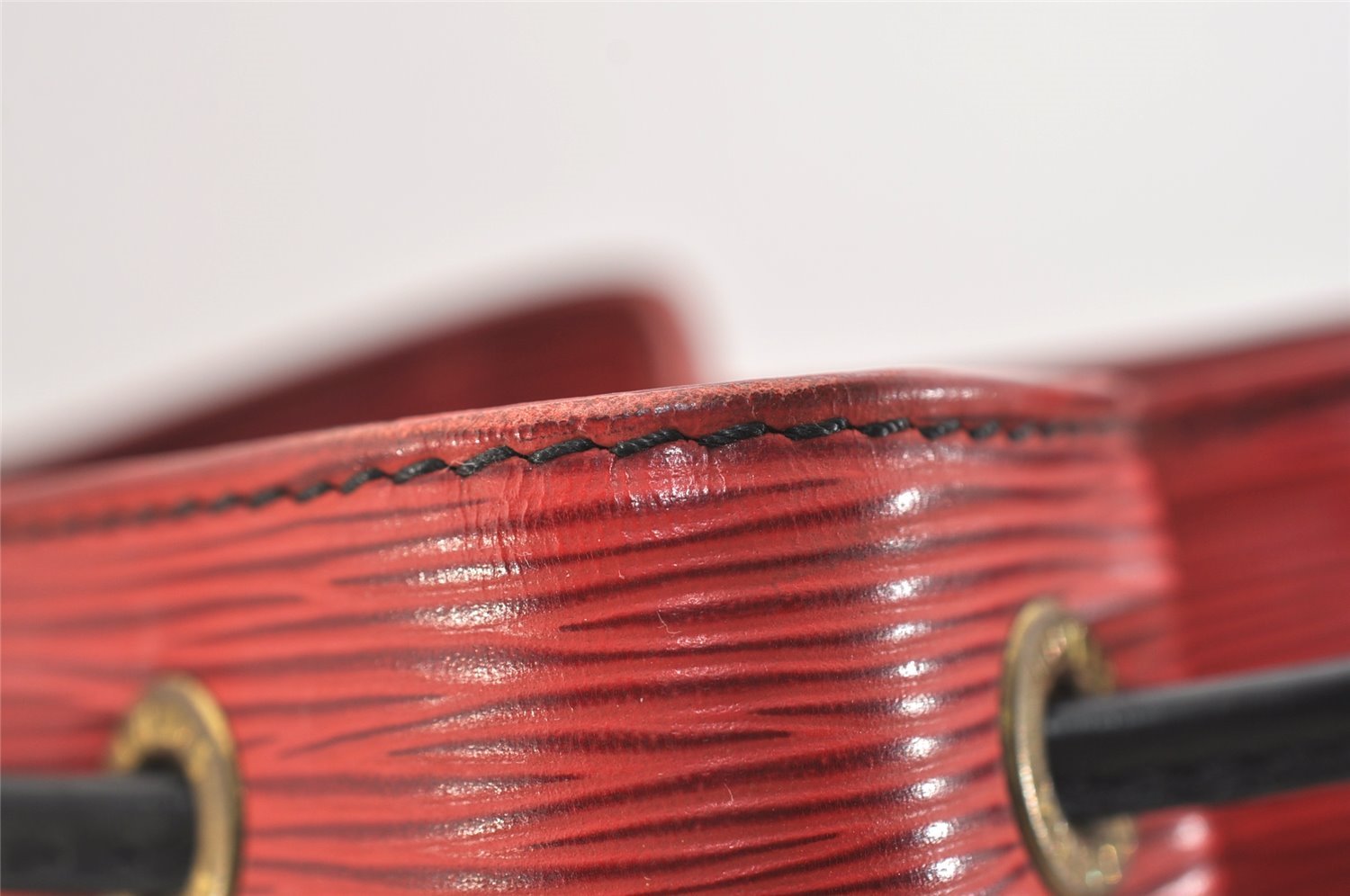 Authentic Louis Vuitton Epi Petit Noe Bi-color Red x Black Drawstring Bag 4380J