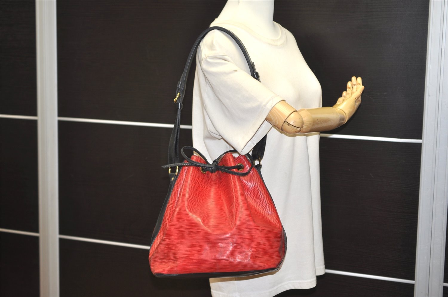Authentic Louis Vuitton Epi Petit Noe Bi-color Red x Black Drawstring Bag 4380J