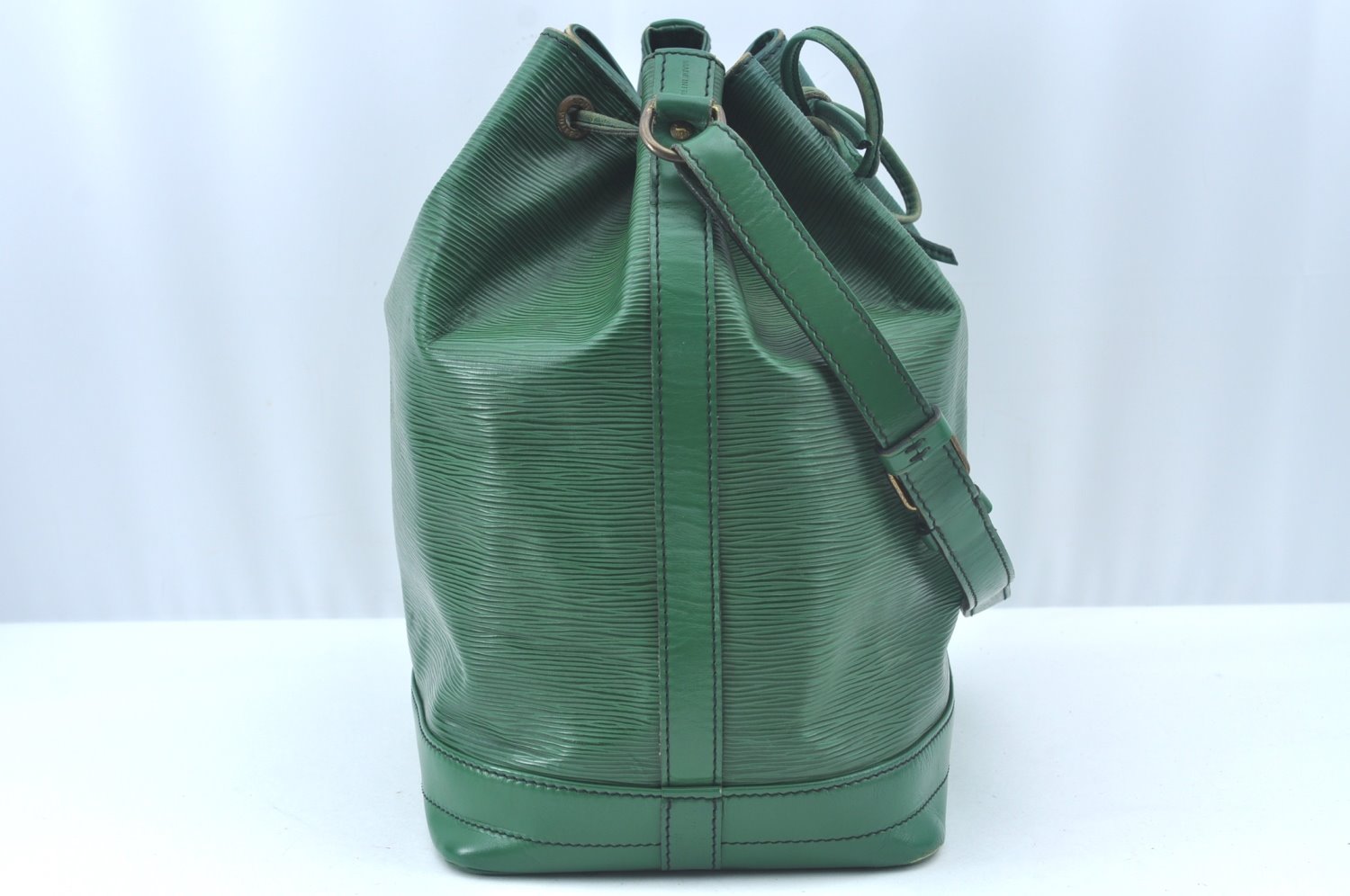 Authentic Louis Vuitton Epi Noe Shoulder Drawstring Bag Green M44004 LV 4418I