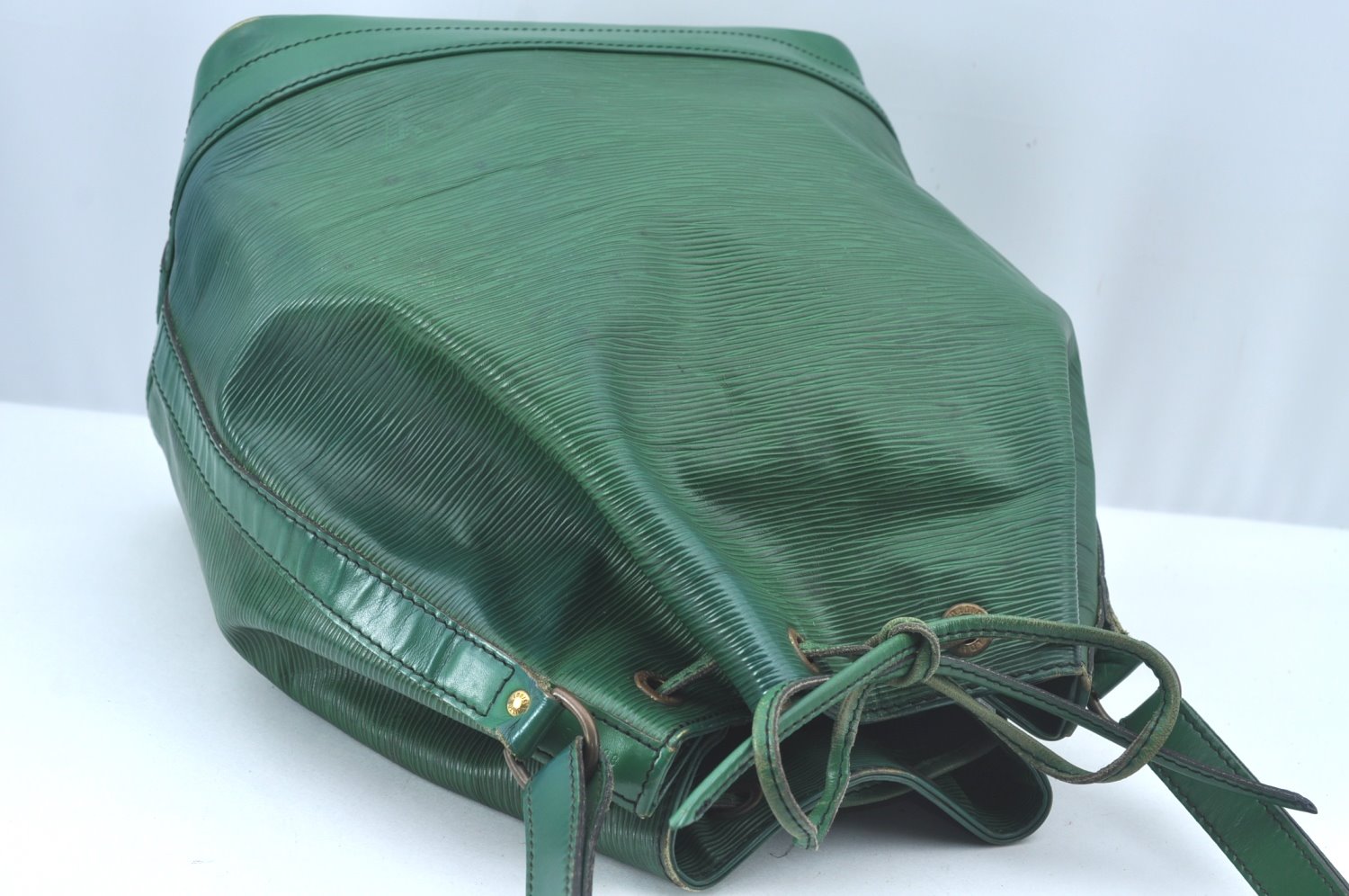 Authentic Louis Vuitton Epi Noe Shoulder Drawstring Bag Green M44004 LV 4418I