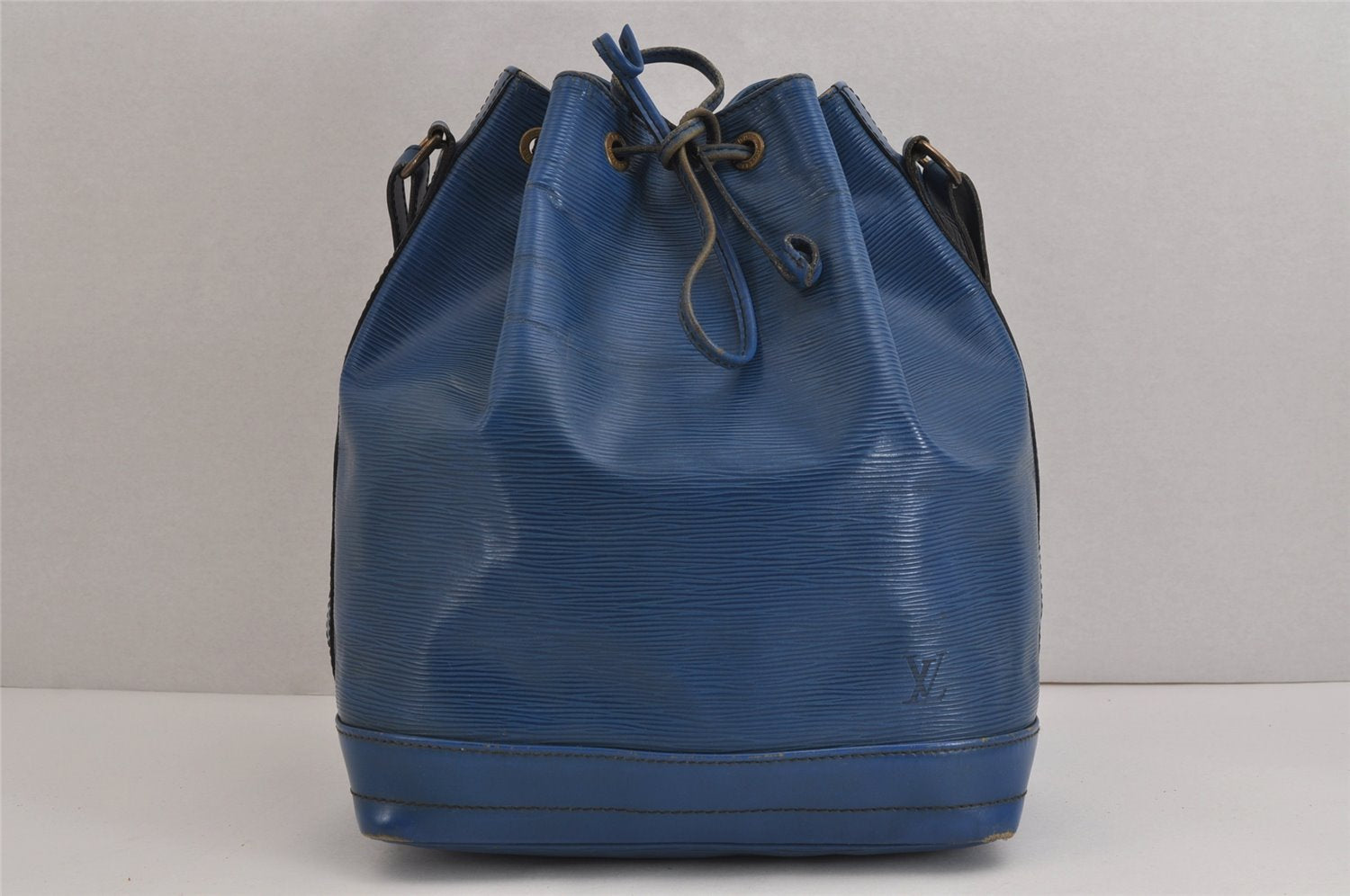 Authentic Louis Vuitton Epi Noe Shoulder Drawstring Bag Blue M44005 LV 4455J