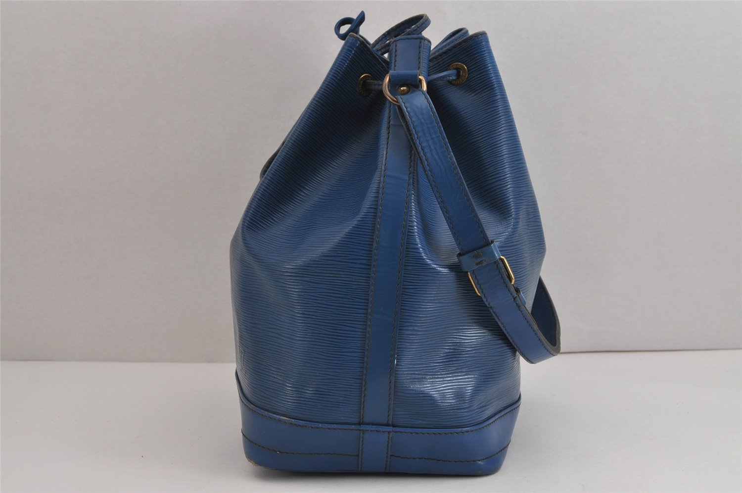 Authentic Louis Vuitton Epi Noe Shoulder Drawstring Bag Blue M44005 LV 4455J