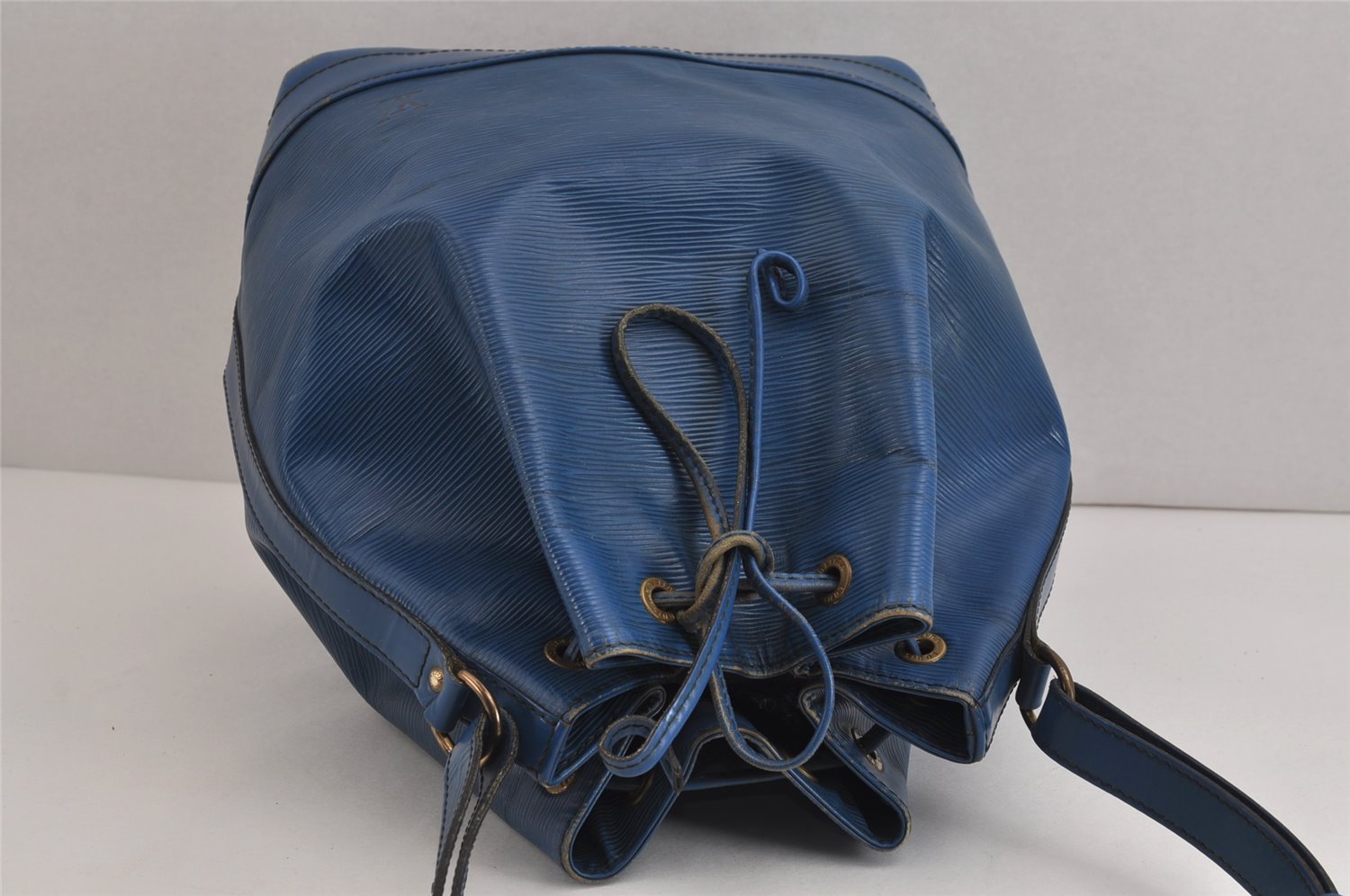 Authentic Louis Vuitton Epi Noe Shoulder Drawstring Bag Blue M44005 LV 4455J