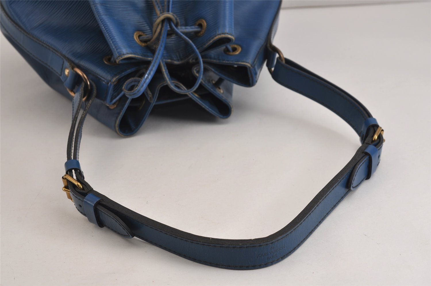 Authentic Louis Vuitton Epi Noe Shoulder Drawstring Bag Blue M44005 LV 4455J