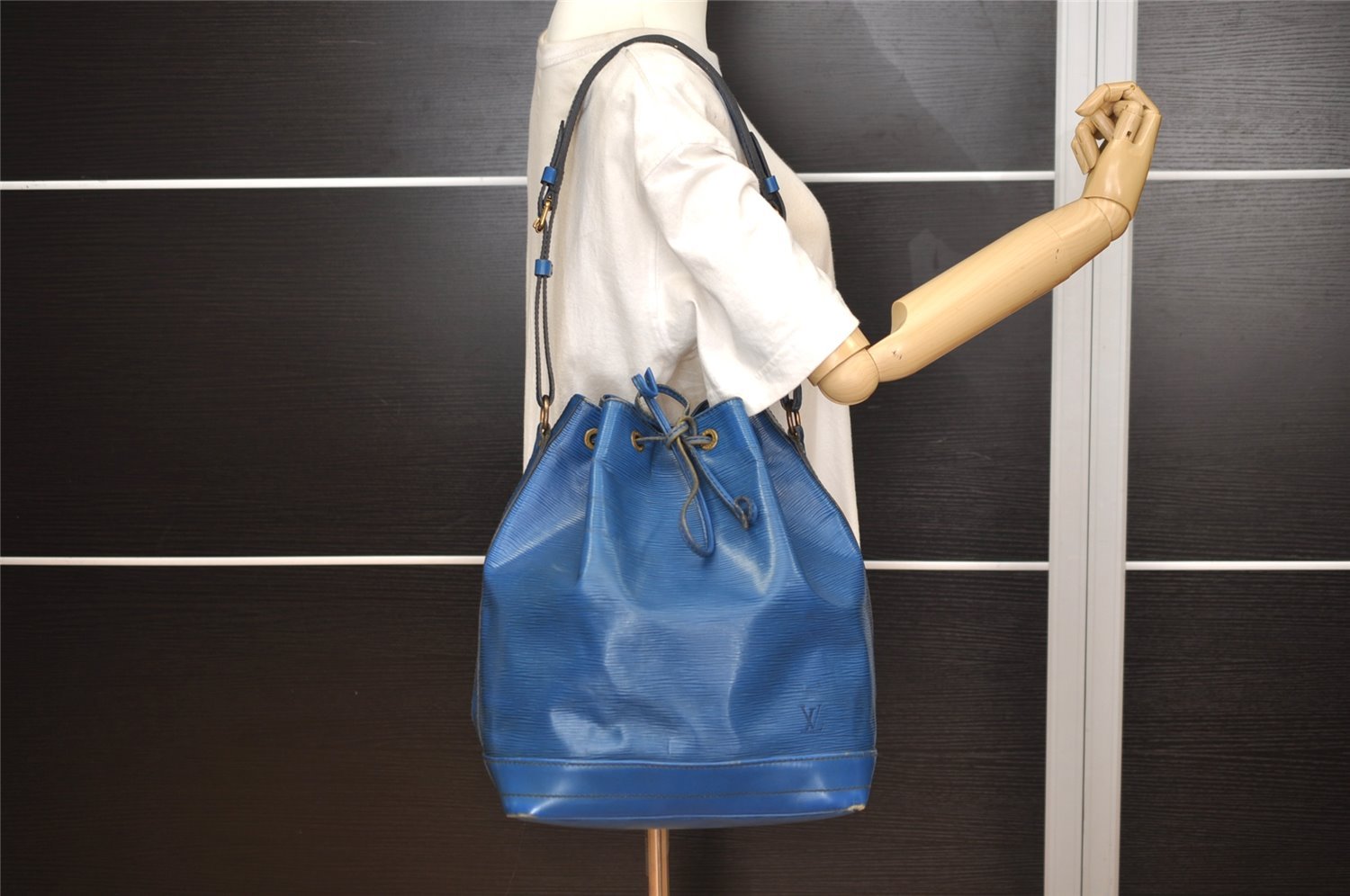 Authentic Louis Vuitton Epi Noe Shoulder Drawstring Bag Blue M44005 LV 4455J