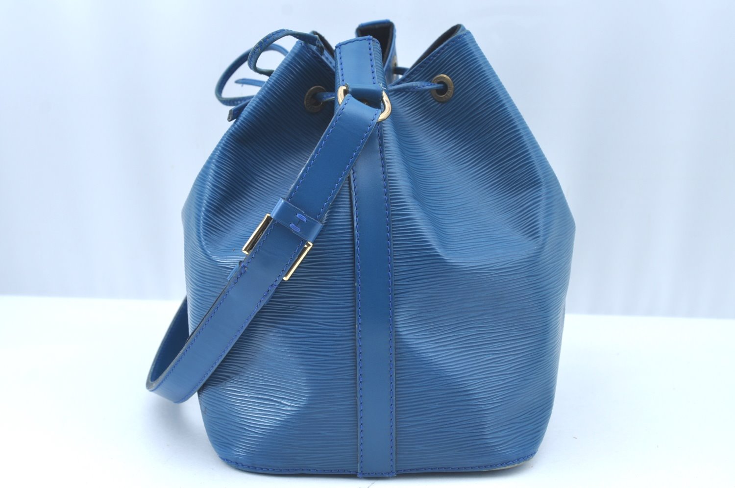 Authentic Louis Vuitton Epi Petit Noe Shoulder Drawstring Bag M44105 Blue 4457I