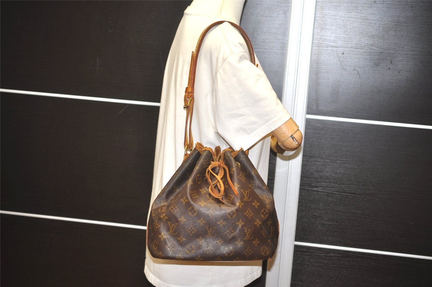 Authentic Louis Vuitton Monogram Petit Noe M42226 Shoulder Drawstring Bag 4468I