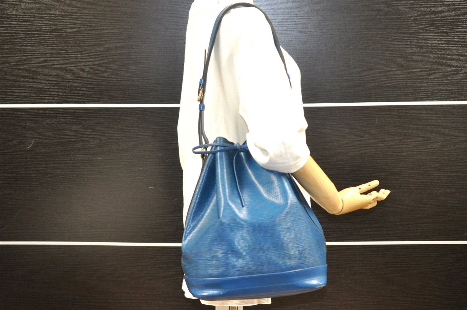 Authentic Louis Vuitton Epi Noe Shoulder Drawstring Bag Blue M44005 LV 4483I