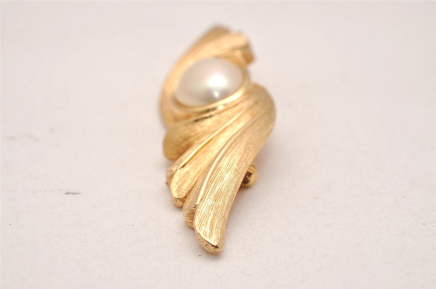 Authentic Christian Dior Vintage Feather Motif Brooch Imitation Pearl Gold 4485J