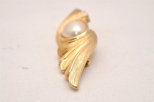 Authentic Christian Dior Vintage Feather Motif Brooch Imitation Pearl Gold 4485J