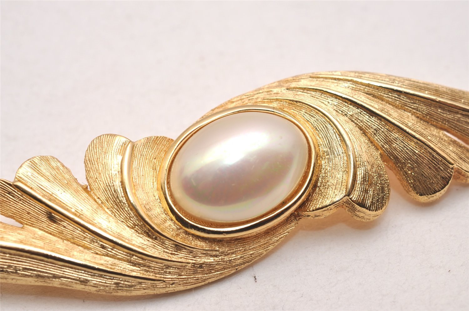 Authentic Christian Dior Vintage Feather Motif Brooch Imitation Pearl Gold 4485J