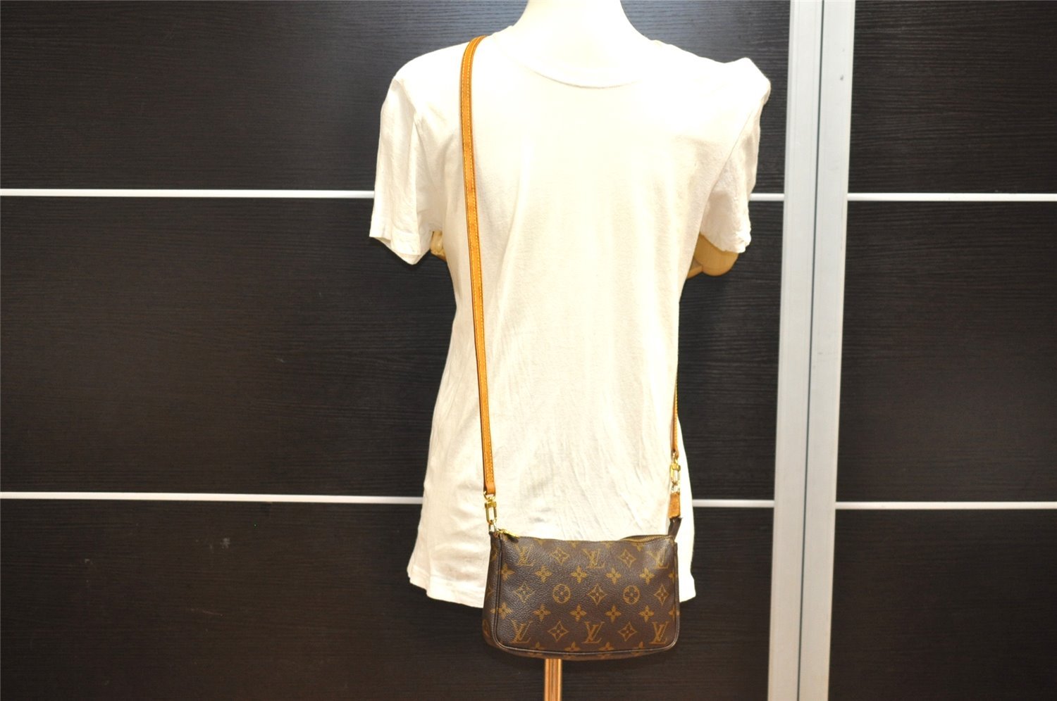 Authentic Louis Vuitton Monogram Pochette Accessoires Shoulder Cross Pouch 4490I