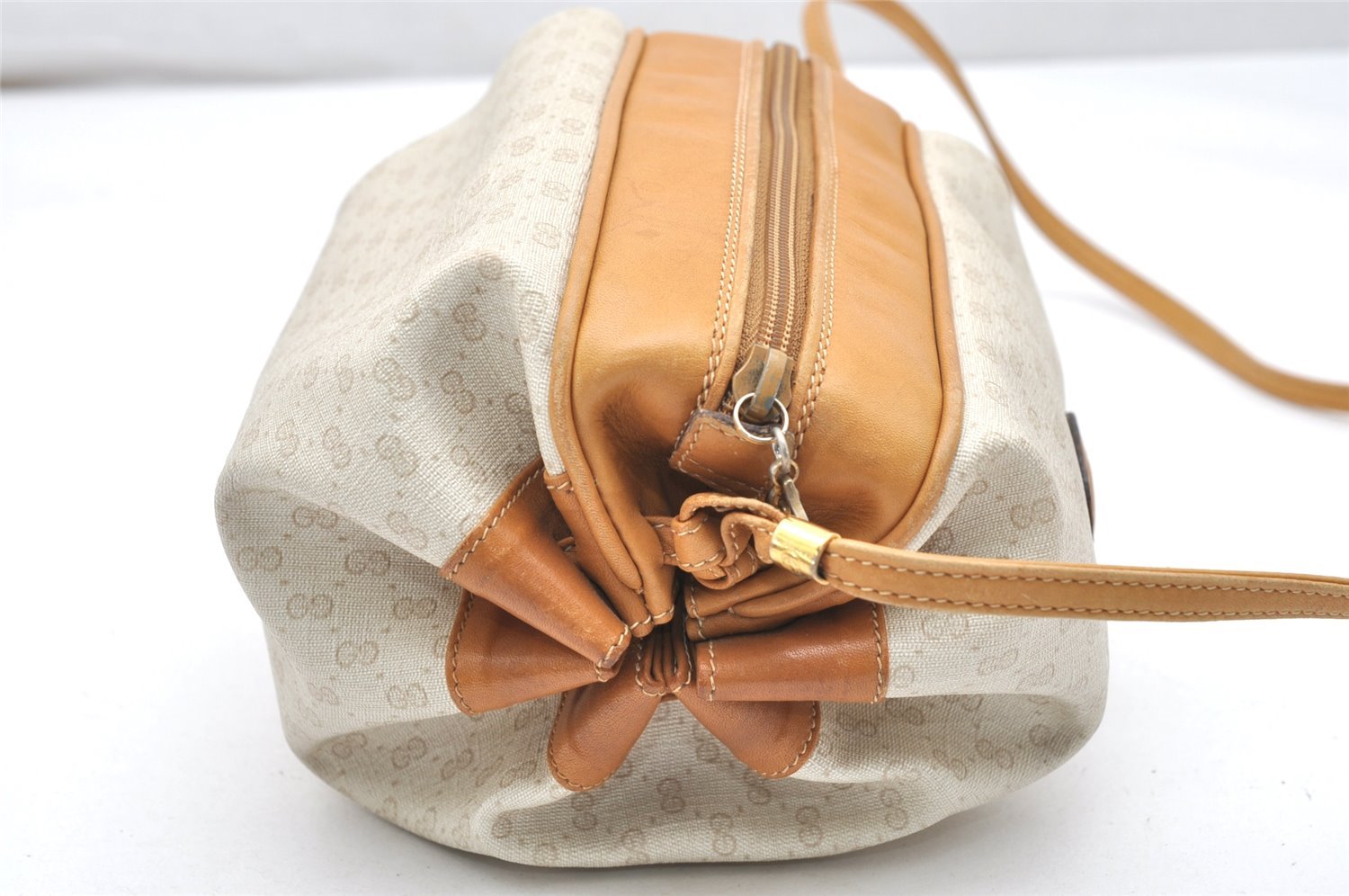 Authentic GUCCI Micro GG PVC Leather Shoulder Cross Bag Purse White Cream 4560K