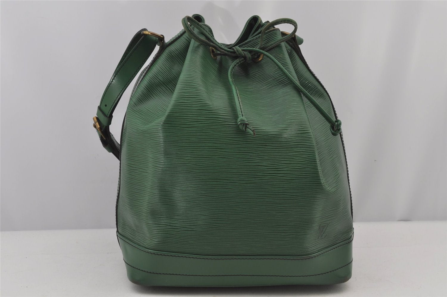 Authentic Louis Vuitton Epi Noe Shoulder Drawstring Bag Green M44004 LV 4567J