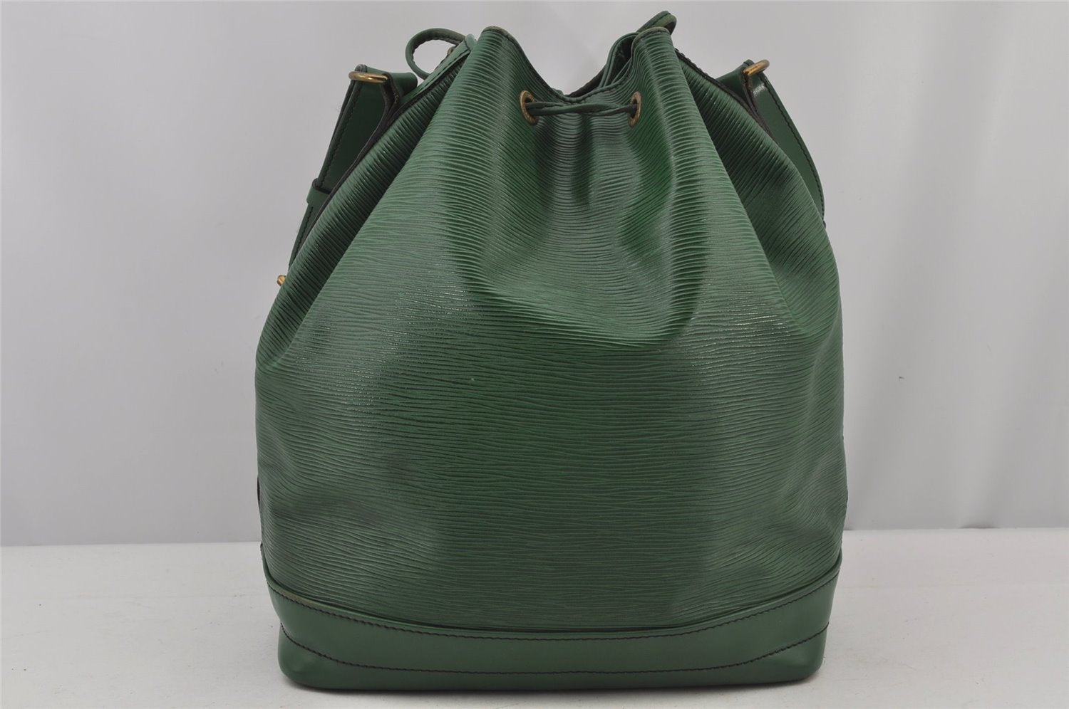 Authentic Louis Vuitton Epi Noe Shoulder Drawstring Bag Green M44004 LV 4567J