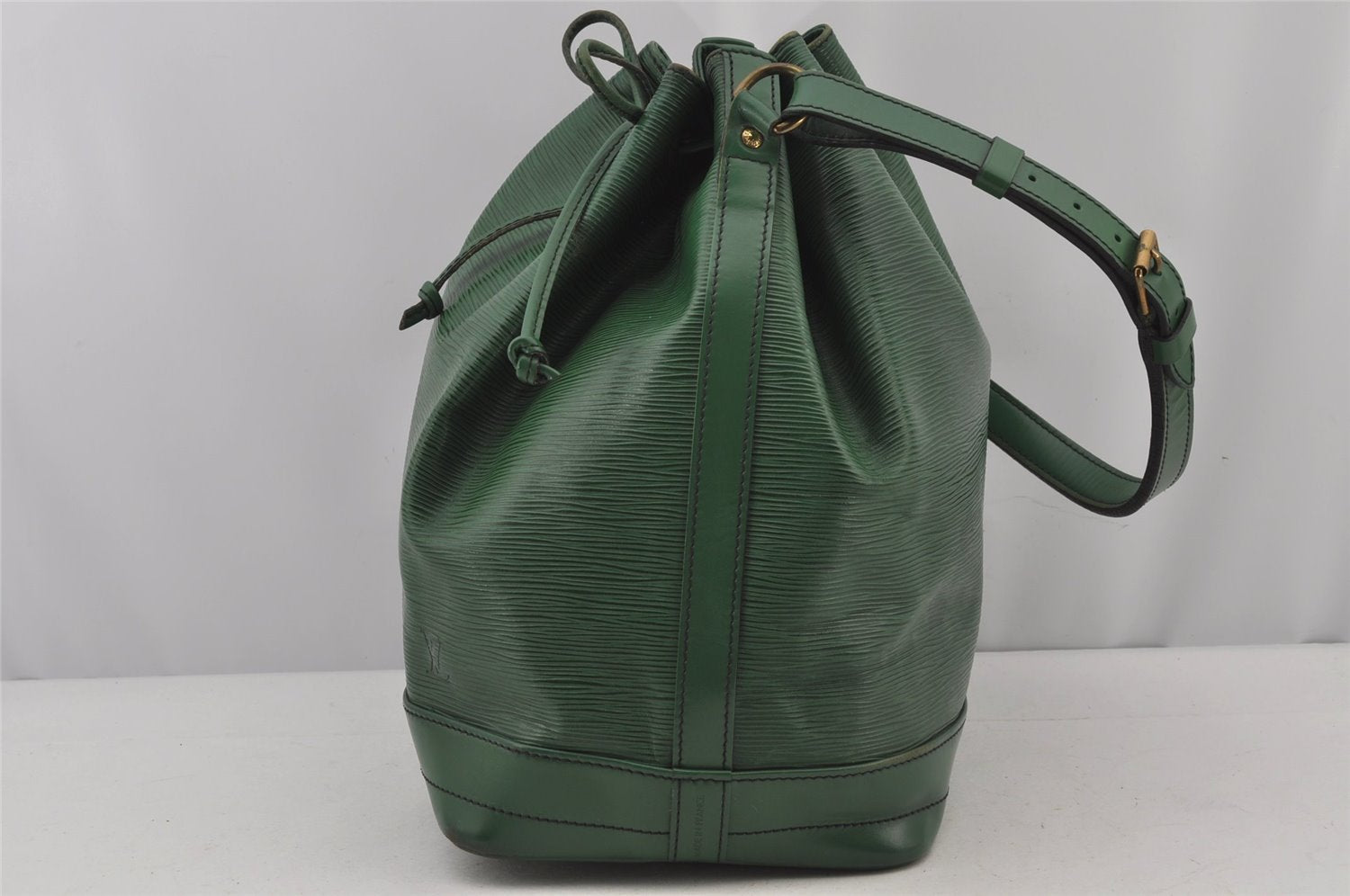 Authentic Louis Vuitton Epi Noe Shoulder Drawstring Bag Green M44004 LV 4567J
