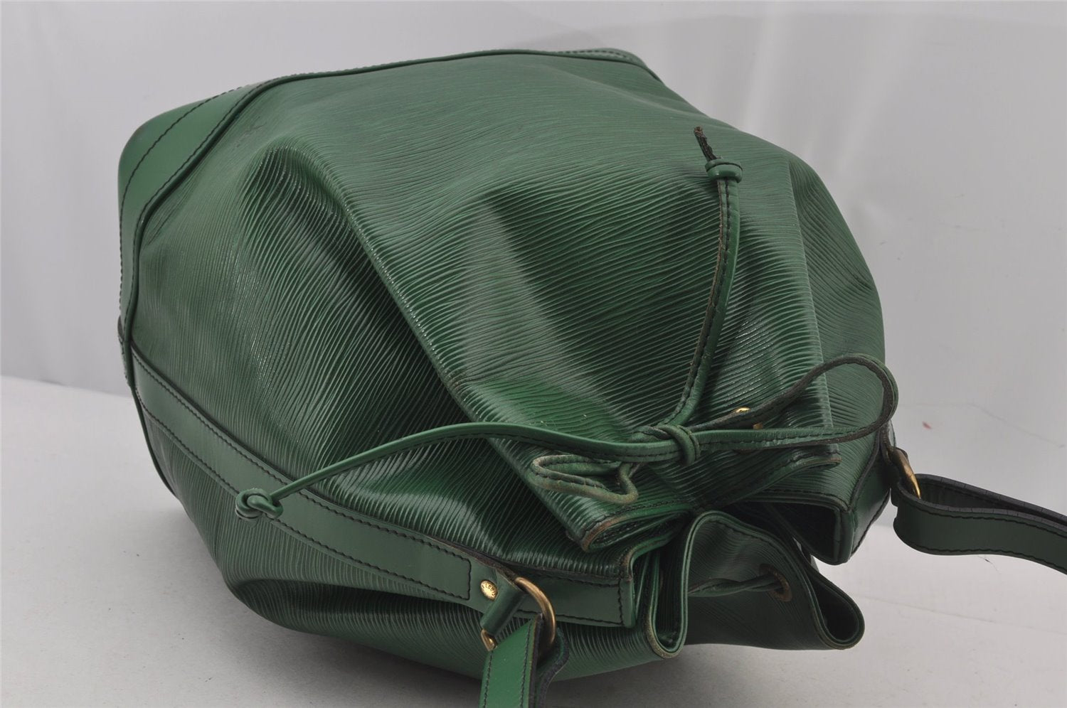 Authentic Louis Vuitton Epi Noe Shoulder Drawstring Bag Green M44004 LV 4567J