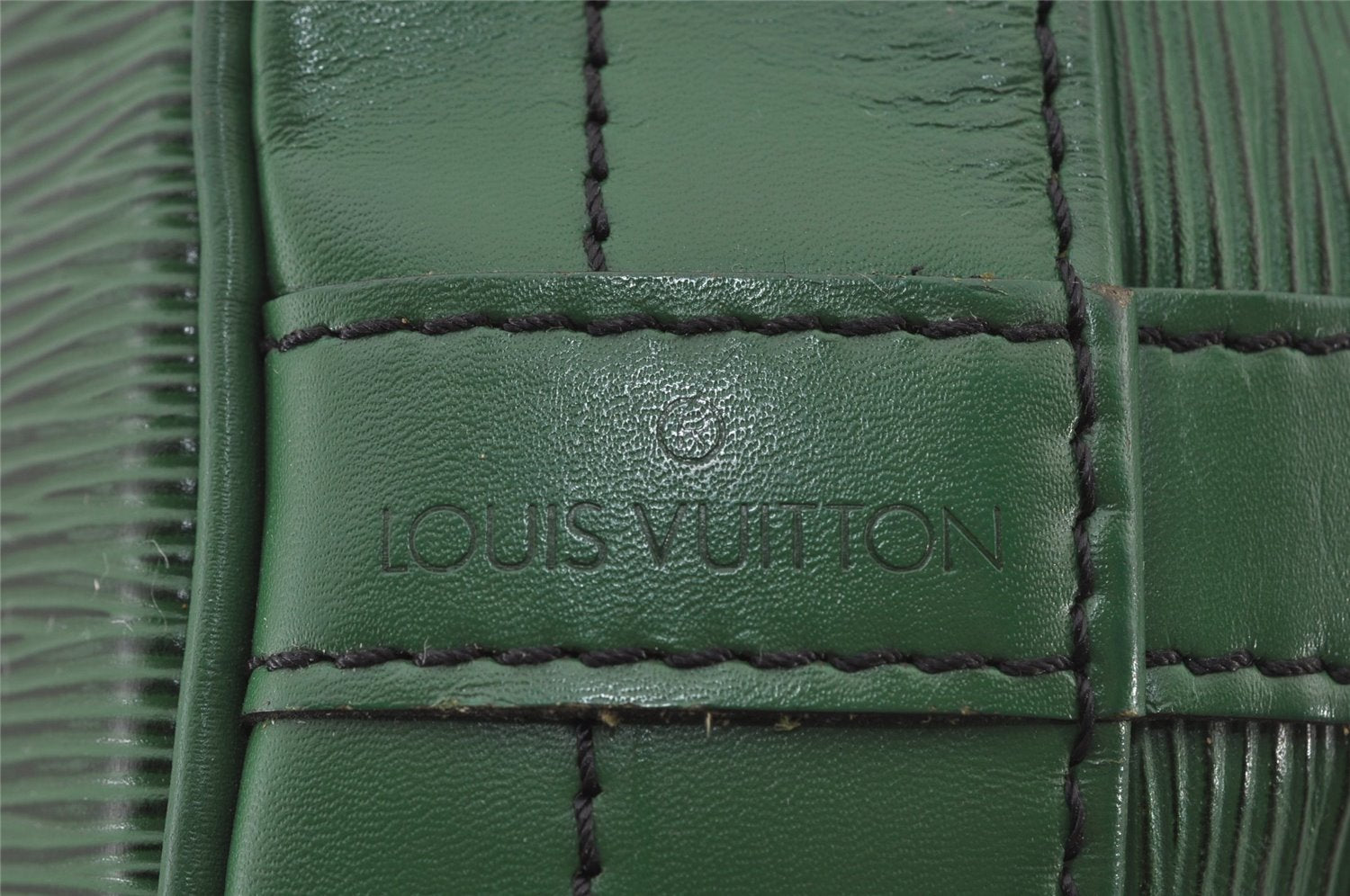 Authentic Louis Vuitton Epi Noe Shoulder Drawstring Bag Green M44004 LV 4567J