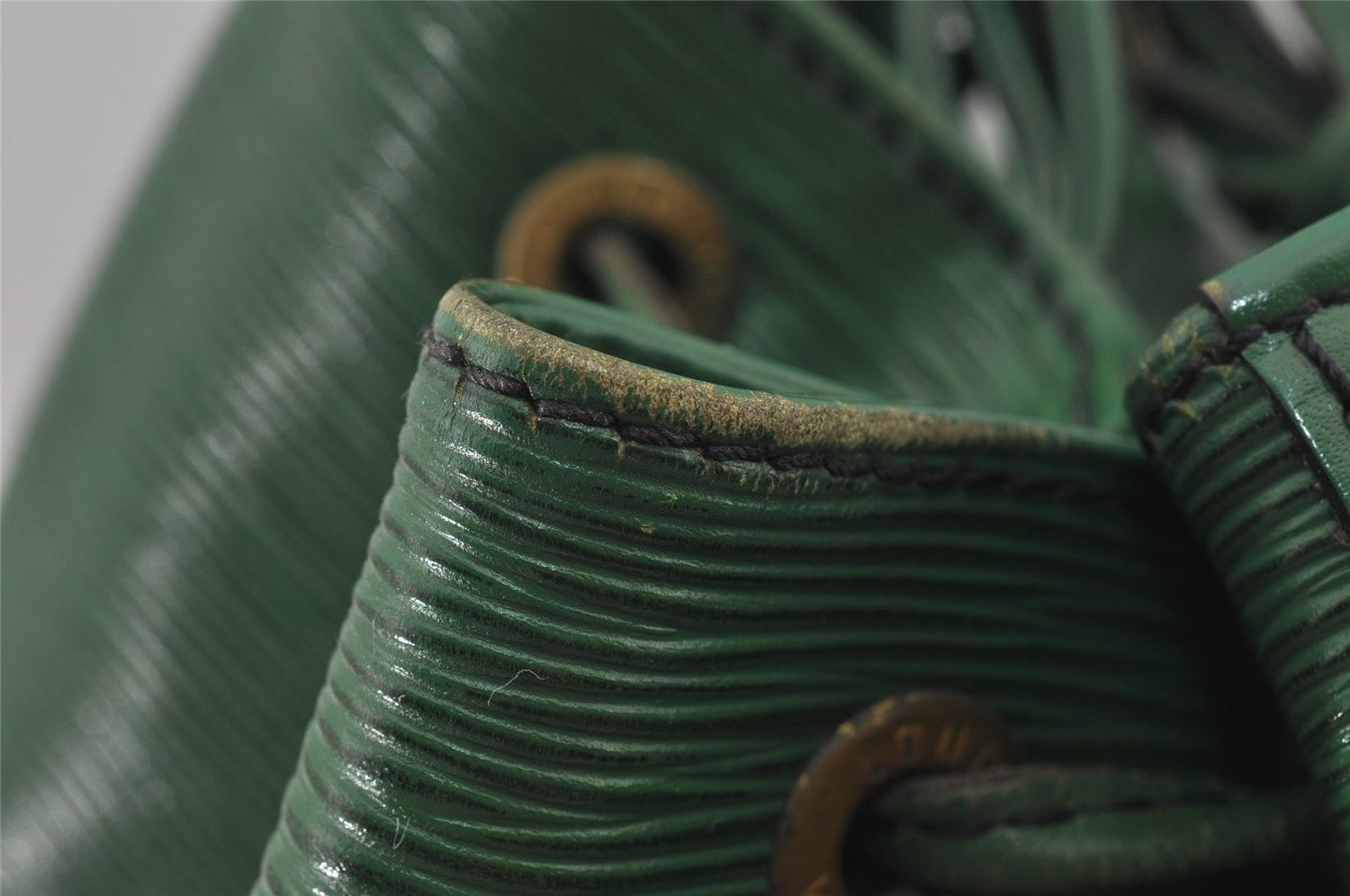 Authentic Louis Vuitton Epi Noe Shoulder Drawstring Bag Green M44004 LV 4567J