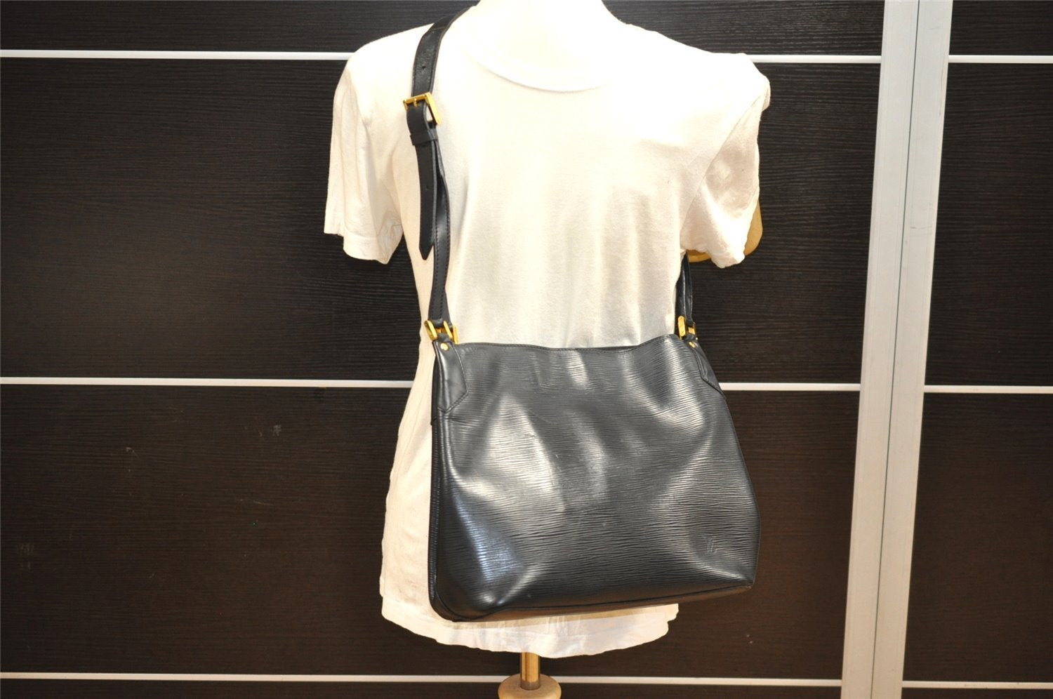 Authentic Louis Vuitton Epi Mandara MM Shoulder Cross Bag Black M58892 LV 4573J