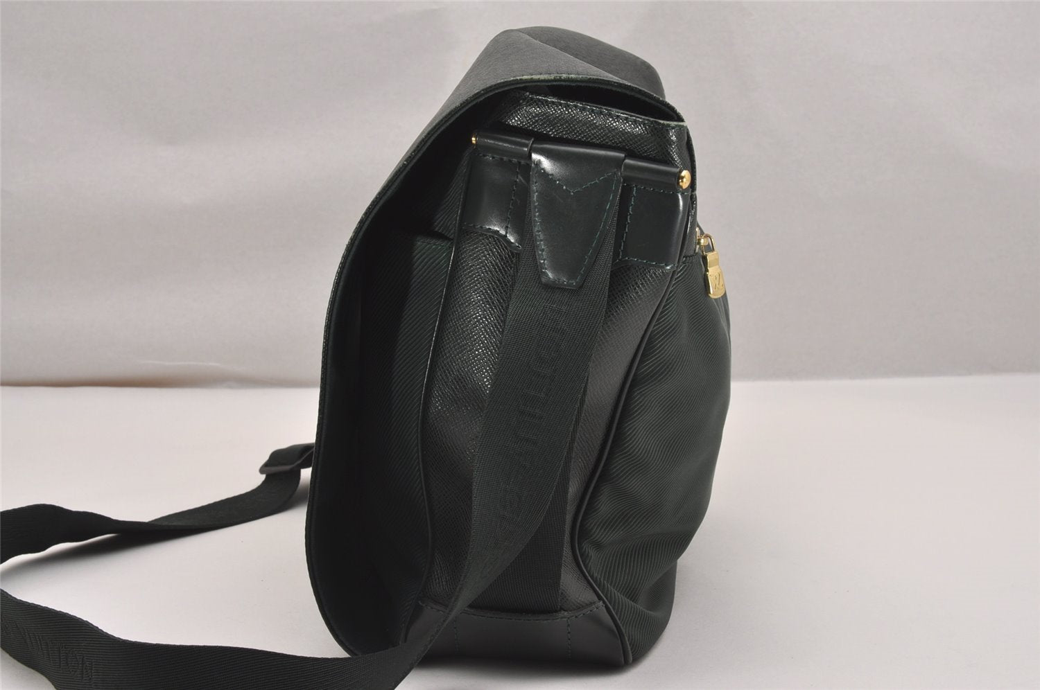 Auth Louis Vuitton Taiga Victor Shoulder Cross Body Bag Green M30142 LV 4577J