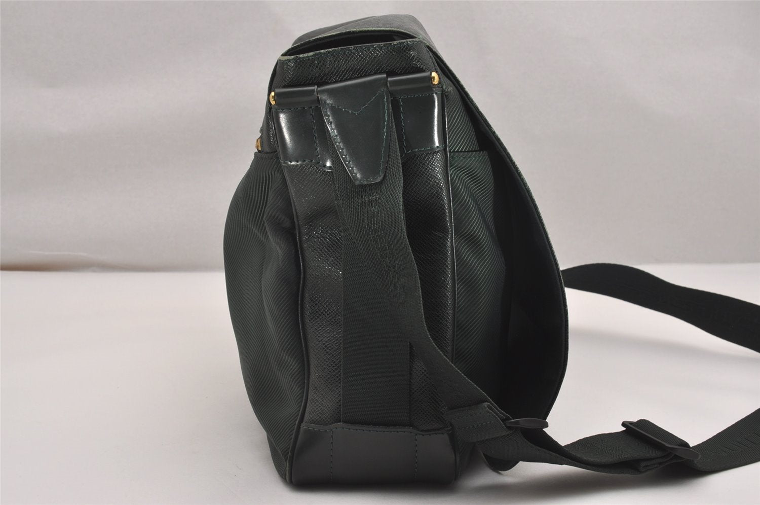 Auth Louis Vuitton Taiga Victor Shoulder Cross Body Bag Green M30142 LV 4577J