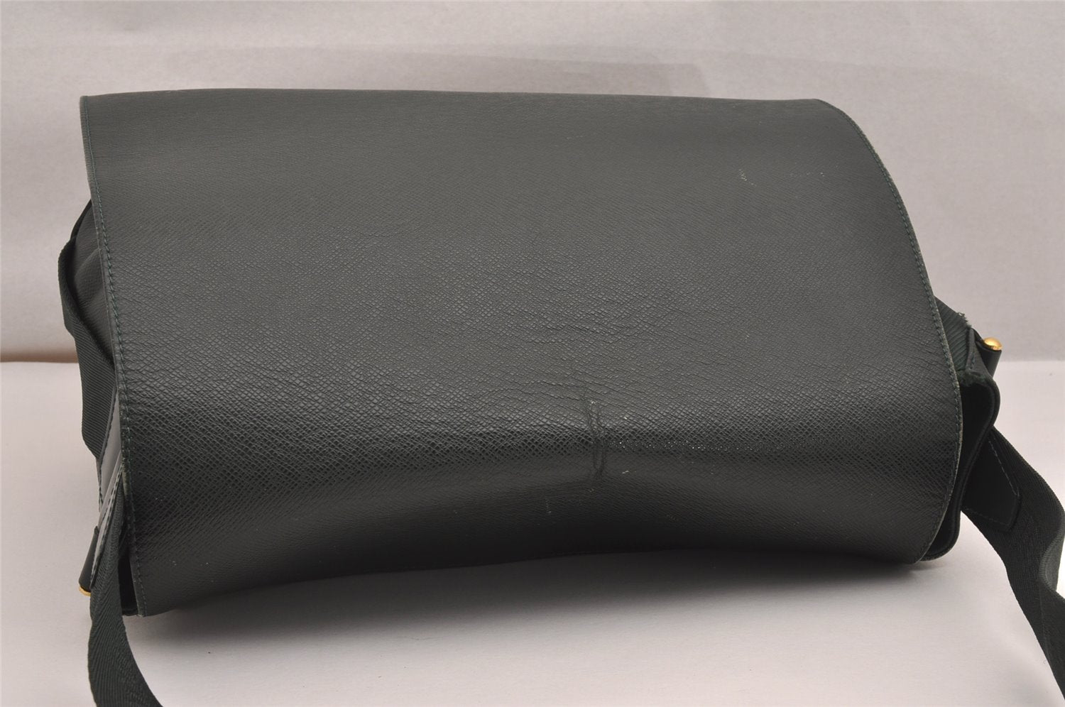 Auth Louis Vuitton Taiga Victor Shoulder Cross Body Bag Green M30142 LV 4577J