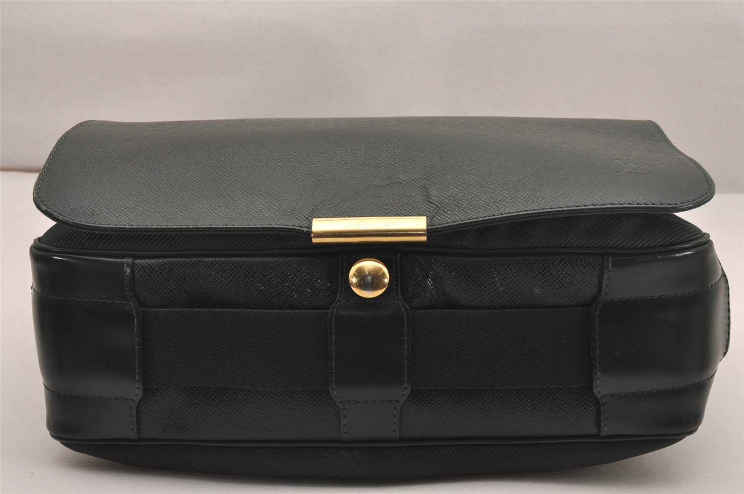 Auth Louis Vuitton Taiga Victor Shoulder Cross Body Bag Green M30142 LV 4577J